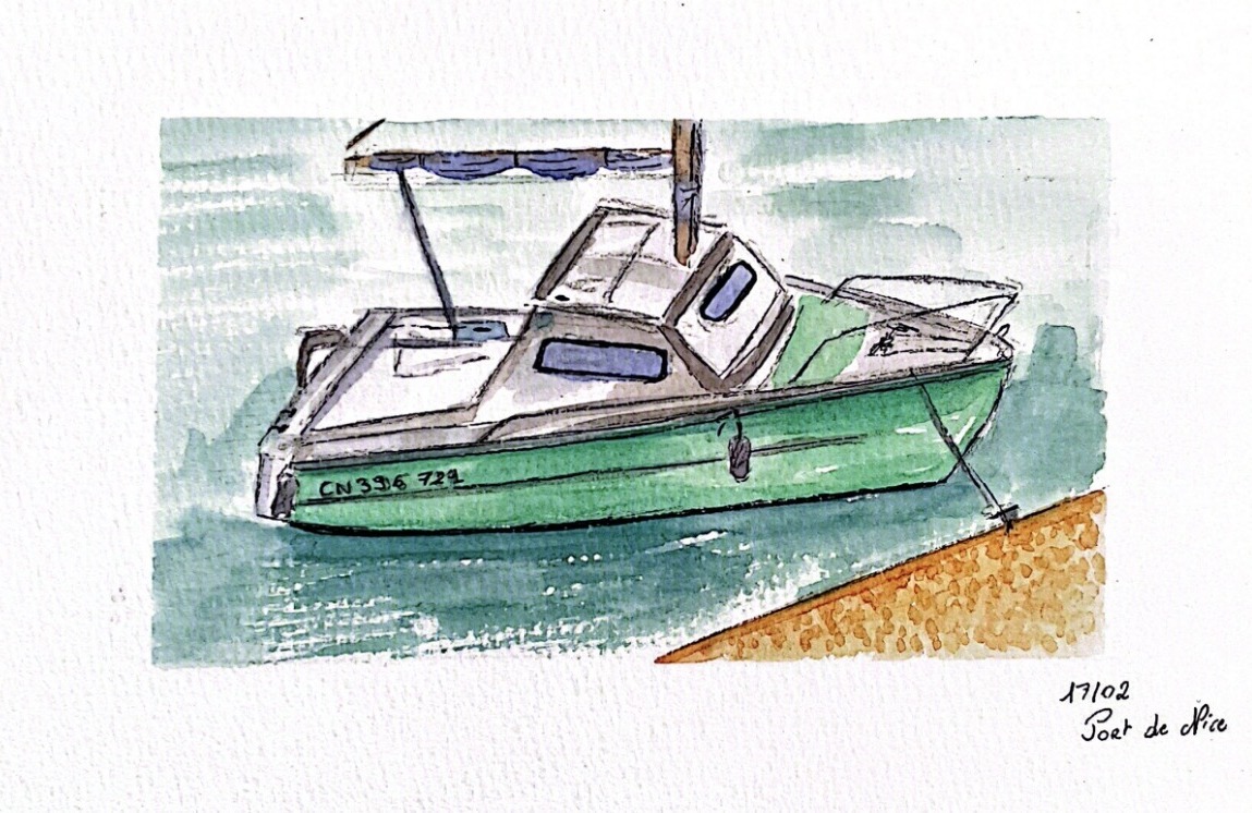 Un bateau vert amarré au bord du quai