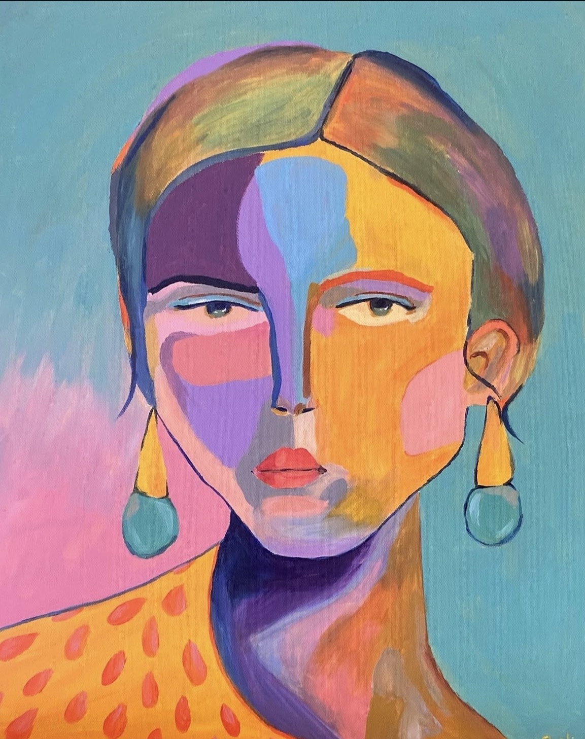 Portrait d’une femme aux longs cheveux bouclés et aux pendants turquoise