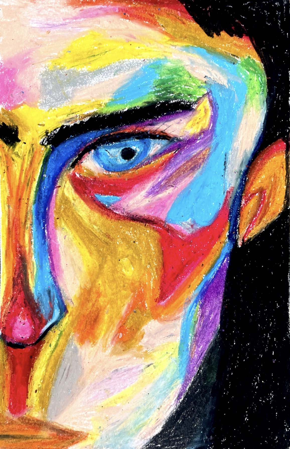 Gros plan d’un visage multicolore aux pastels, avec un œil bleu sur fond noir