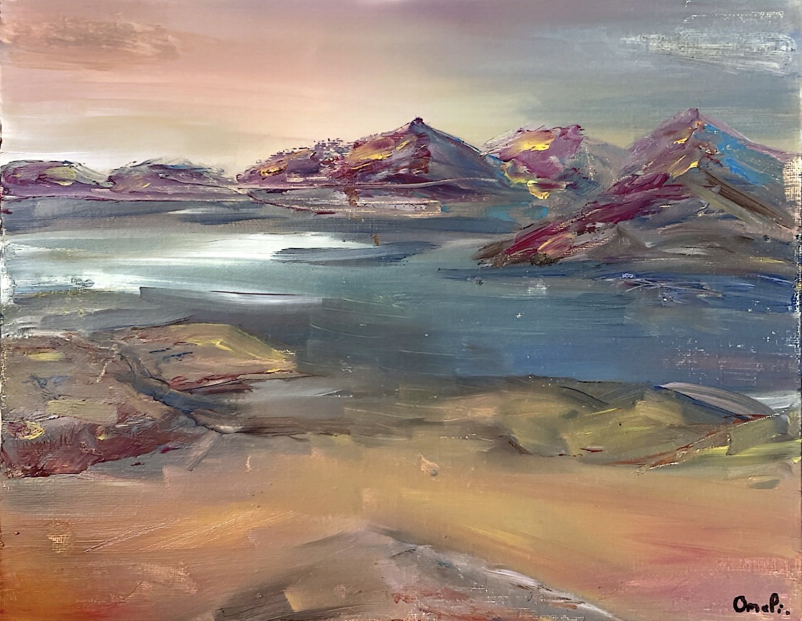 Étude d’un paysage aux montagnes roses et bleues au bord de l’eau